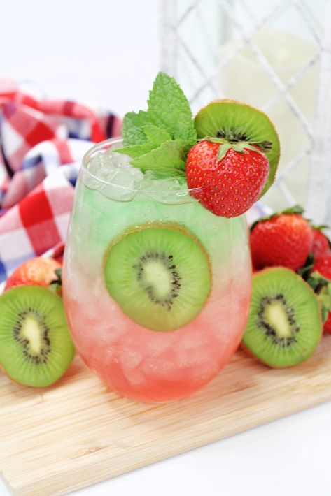 Kiwi Cocktail, Outback Recipes, Kiwi Drink, Strawberry Cocktails, Tea Drink Recipes, Smoothie Recipes Strawberry, Strawberry Drinks, Strawberry Dessert Recipes, Drink Recipes Nonalcoholic