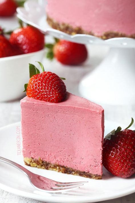 This paleo strawberry cheesecake is super creamy, vegan and raw and is loaded with extra strawberry flavor thanks to freeze-dried strawberries! Junk Food Recipes, Healthy Junk Food, Avoid Junk Food, Freezing Strawberries, Vegetarian Junk Food, Fruit Cheesecake, Raisin Recipes, Winter Dessert Recipes, Vegan Junk Food