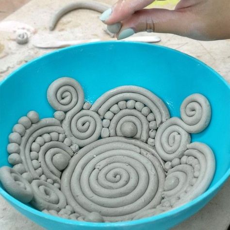 Learn all about the coil pottery technique and find inspiration for pottery coiling projects :smiling_face_with_3_hearts: Pottery Coiling, Ceramics Bowls Designs, Clay Decor, Clay Bowls, Coil Pottery, Coil Pots, Beginner Pottery, Sculpture Art Clay, Tanah Liat