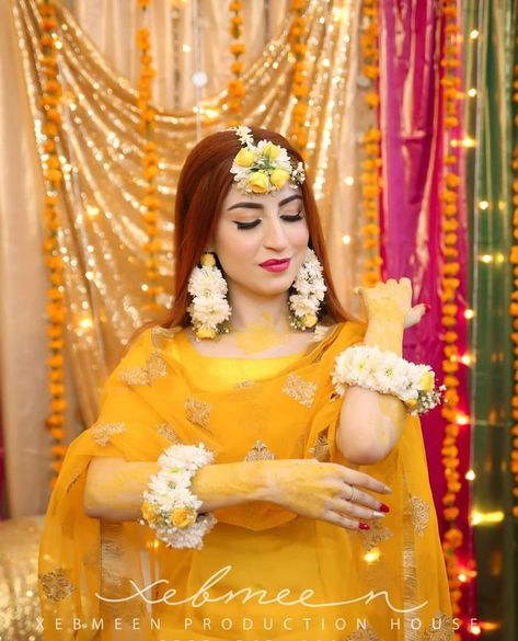 Real Flower Jewellery For Haldi, Haldi Outfits For Bride, Dholki Night, Yellow Bride, Indian Bridal Wear Red, Outfits For Bride, Haldi Jewellery, Jewellery For Haldi, Flower Jewellery For Haldi