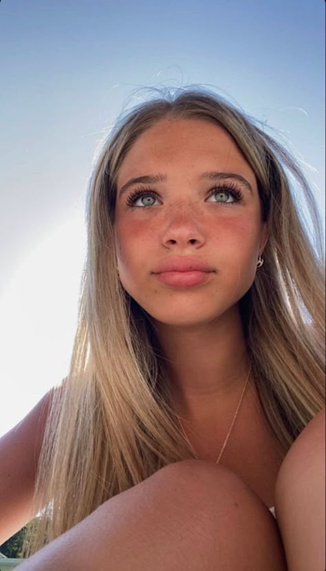 Bronzy Summer Makeup, Light Beach Makeup, Cute Beach Makeup, Glowy Tan Makeup, Summer Holiday Makeup, Beachy Makeup Looks, Summer No Makeup Look, Summer Aesthetic Makeup, Beachy Makeup Sun Kissed