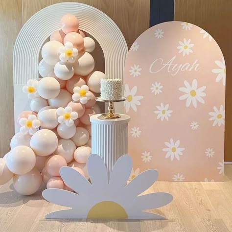 Daisy Decorations, Daisy Baby Shower, Flower Birthday Party, Event Signs, 1st Birthday Girl Decorations, Idee Babyshower, Daisy Party, Baby Birthday Decorations, 1st Birthday Themes