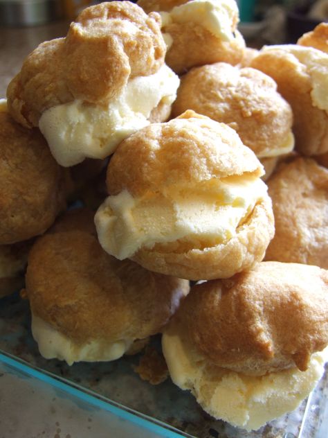 ice-cream puffs - ice-cream filled profiteroles Ice Cream Puffs, Cream Puffs Recipe, Stuffed Food, Slushy Drinks, Choux Buns, Dairy Desserts, Make Ahead Desserts, Friends Food, Choux Pastry