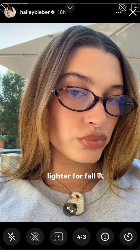 Hailey Bieber Breaks Fall Hair Color Traditions With New Cashmere Blonde Lob Hailey Bieber Blonde, Cashmere Blonde, Hailey Bieber Instagram, Blonde Babylights, Light Brunette Hair, Winter Blonde, Light Brunette, Blonde Lob, Blonde Hair Transformations