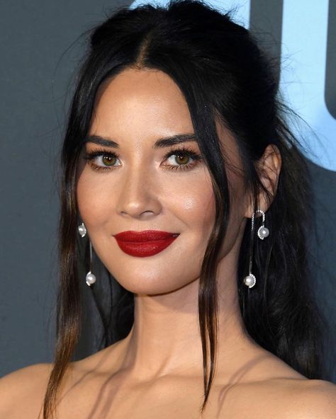 Patrick Ta on Instagram: “Critics Choice Awards! 💋 @oliviamunn Styled By @highheelprncess Hair By @hairbyjohnd Makeup By @patrickta  Beauty Breakdown  Brows:…” Jessica Alba Red Lips, Italian Makeup, Red Lipstick Makeup Looks, Red Lipstick Looks, Red Lips Makeup Look, Trendy Eyeshadow, Red Lipstick Makeup, Critics Choice Awards, Patrick Ta