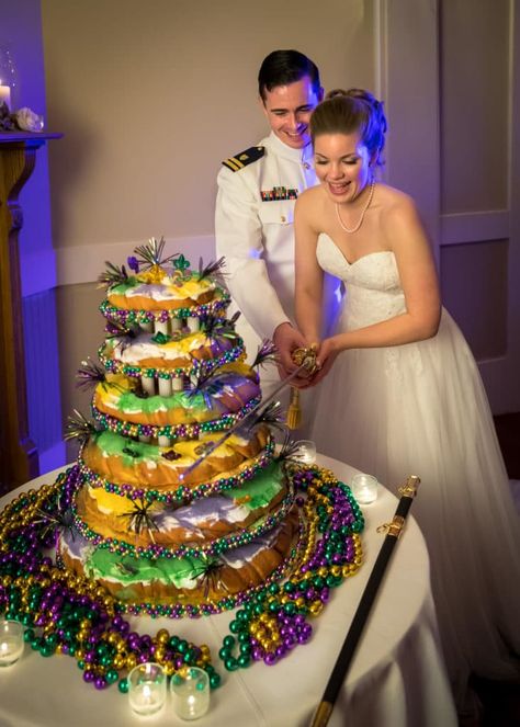 King Cake Grooms Cake, King Cake Wedding Cake, Mardi Gras Wedding Theme, Mardi Grad, Art Gala, Madi Gras, King Cakes, Mardi Gras Wedding, Mardi Gras King Cake