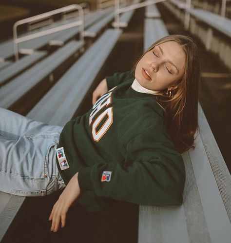 Sporty Photoshoot Ideas, Sporty Photoshoot, Sports Photoshoot, Sports Fashion Editorial, Sport Portraits, Graduation Photography Poses, Photo Shoot Location, Graduation Photography, Graduation Photoshoot