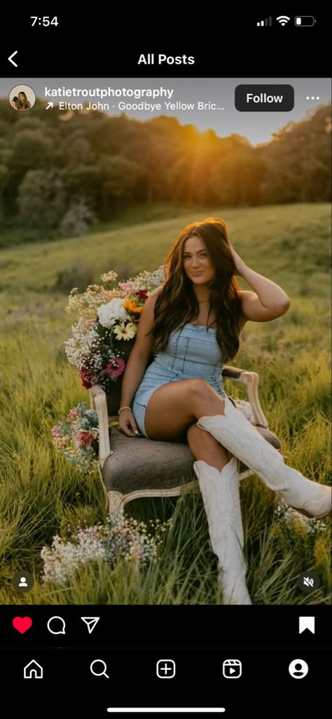 Senior Pictures With Confetti, Senior Ambassador Photography, Summer Senior Pictures Outfits Country, Flower Chair Senior Pictures, Cute Senior Photo Outfits, Unique Senior Picture Ideas Summer, Senior Picture Ideas Colorful, Farm Senior Picture Ideas, Poses To Show Off Shoes