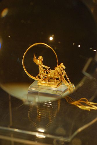 Gold chariot from the Thracian tomb at Sinemoretz, Bulgarian. www.cultural-tours-bulgaria.com/cultural-tours-bulgaria-thracian-tomb-sinemoretz.htm European Tribes, Etruscan Jewelry, Golden Treasure, Treasure Coin, Fossil Bones, Antique Jewelry Indian, Archaeological Finds, Mystery Of History, Historical Monuments