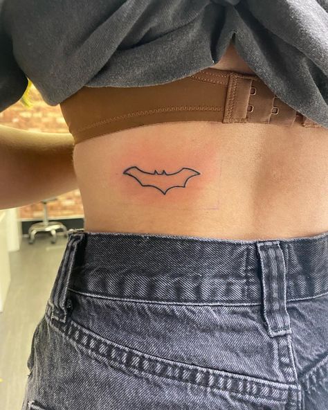 Batman Tatoos Ideas, Batman Tattoos For Women, Bat Outline Tattoo, Batman Logo Tattoo, Bat Outline, Minimal Tattoos, Batman Tattoo, Bat Tattoo, Baby Bats