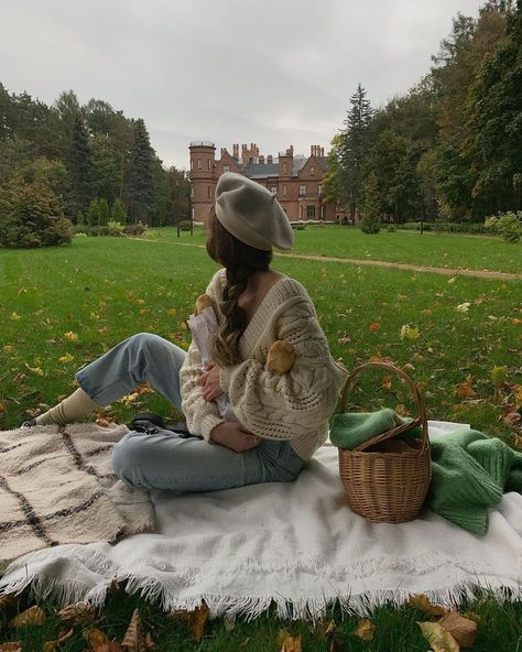 Winter Picnic, Grey Overcoat, Picnic Outfit, Fall Picnic, Autumn Scenery, Autumn Cozy, Cozy Fits, Style Crush, Autumn Aesthetic