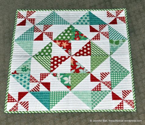 Longarm Quilting Patterns, Quilted Cat, Ig Name, Small Quilt Projects, Christmas Quilt Blocks, Christmas Quilt Patterns, Quilted Table Runners Patterns, Placemats Patterns, Pinwheel Quilt