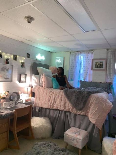 Pink And Gray Dorm Room Ideas, Hbcu Dorm Ideas, Grey Dorm Room Ideas, Luxury Dorm Room Ideas, Dorm Room Ideas For Girls College, Grey Dorm Room, Dorm Decor Ideas, Luxury Dorm Room, Dorm Room Themes