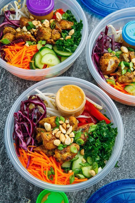 Thai Peanut Chicken Buddha Bowls Thai Peanut Bowl, Thai Buddha Bowl, Thai Bowls, Chicken Buddha Bowls, Satay Bowl, Peanut Chicken Satay, Nourish Bowls, Bowls Recipes, Sommer Mad