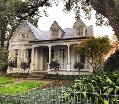 Suburban House Exterior, Victorian Farmhouse Exterior, Vintage Porch, Timeless Architecture, Victorian Farmhouse, Suburban House, Sims House Design, Beautiful Houses, Family House Plans