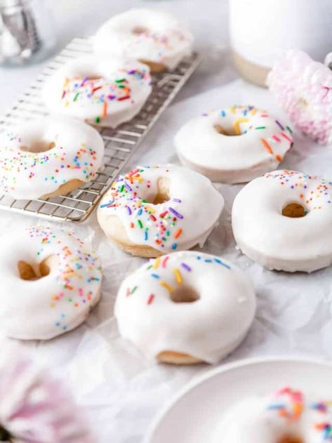 Icing For Donuts Recipe, Cake Donuts Baked, The Best Vanilla Cake, Cake Donut Recipe, Glazed Doughnuts Recipe, White Frosting Recipes, Best Vanilla Cake, Donut Icing, Donut Baking Pan