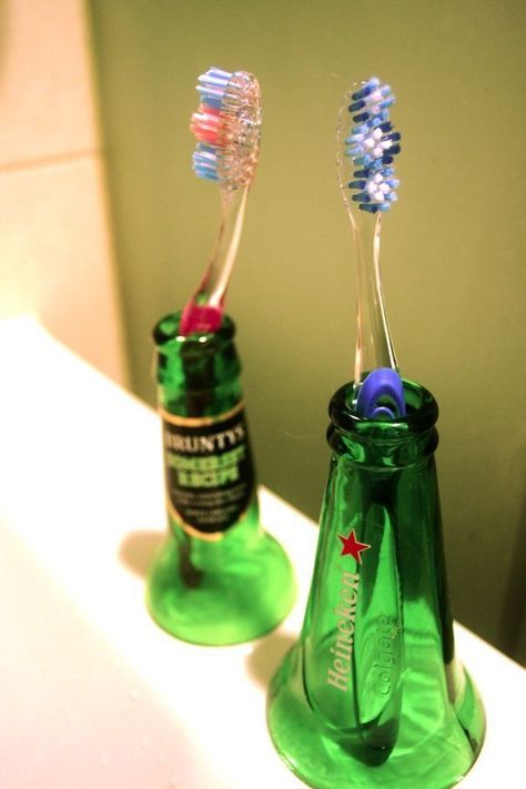 Recycled House Decor, Glass Bottle Repurpose Ideas, Upcycled Liquor Bottles, Alcohol Bottle Crafts Diy Ideas, Upcycling Glass Bottles, Diy Toothbrush Holder, Cut Bottles, Diy Toothbrush, Recycled Glasses