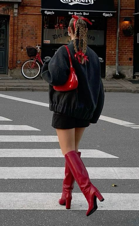 00s Mode, Look Legging, Chique Outfits, Neue Outfits, Red Boots, Looks Street Style, Outfit Trends, Red Outfit, Mode Inspo