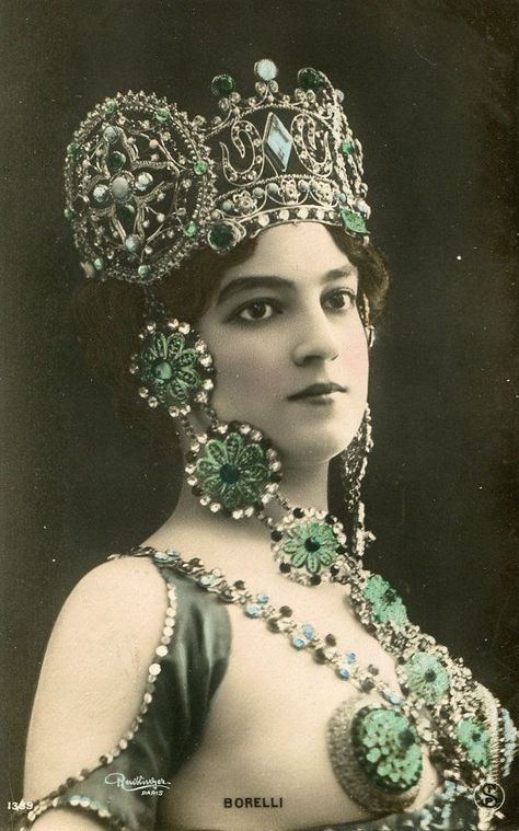 Cabaret Musical, Marines Girl, Mata Hari, Edwardian Fashion, Vintage Portraits, Antique Photos, Vintage Pinup, Husband And Wife, Vintage Beauty