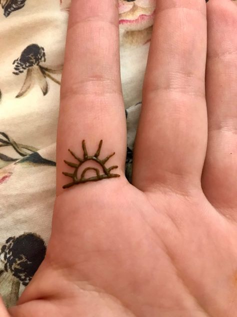 Cute little sun tattoo on the finger Small Henna Tattoos, Small Henna Designs, Henne Tattoo, Cute Henna Designs, Cute Henna Tattoos, Henna Style Tattoos, Small Henna, Eid Mehndi, Henna Inspired Tattoos