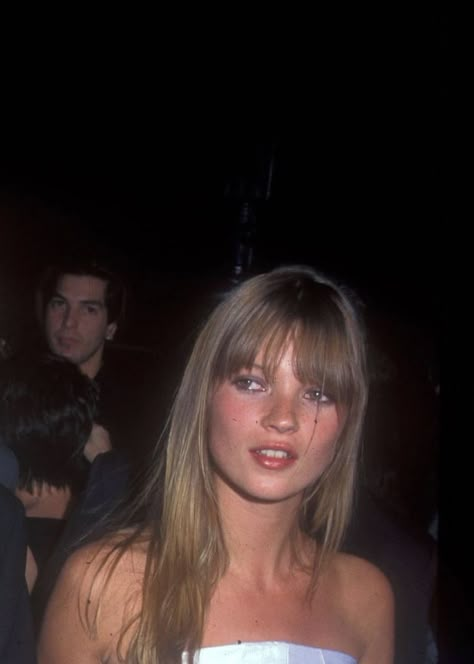 90s Supermodels Aesthetic, 2000s Street Style, Supermodel Body, Model Headshots, Kate Moss Style, Retro Fashion Outfits, Queen Kate, Miss Moss, 90s Model