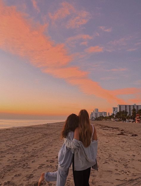 sunrise best friend pictures beach sunset Sunrise Beach Insta Pics, Sunrise Pics With Friends, Friend Sunset Pictures, Sunrise Inspo Pics, Sunset Photos With Friends, Sunrise Insta Pics, Beach Sunset Friends, Sunset Picture Poses, Beach Sunrise Photos