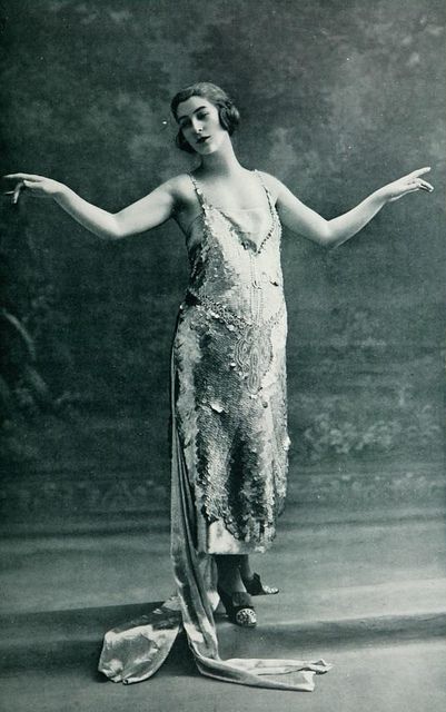 Les Modes (Paris) May 1921 "Venus" Robe du Soir par Lucien Lelong Lucien Lelong, Style Année 20, Paris May, 1920 Fashion, 20s Fashion, Roaring Twenties, Old Fashion, 1920s Fashion, Photos Of Women