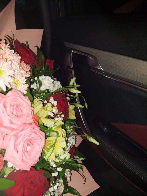 Flowers In The Car Aesthetic, Car And Flowers Aesthetic, Flowers Bouquet Gift Girlfriend In Car, Car Flowers Aesthetic, Flowers In Car Aesthetic, Flower In Car, Holding Flowers Aesthetic, Flowers For Girlfriend, Roses Bouquet Gift