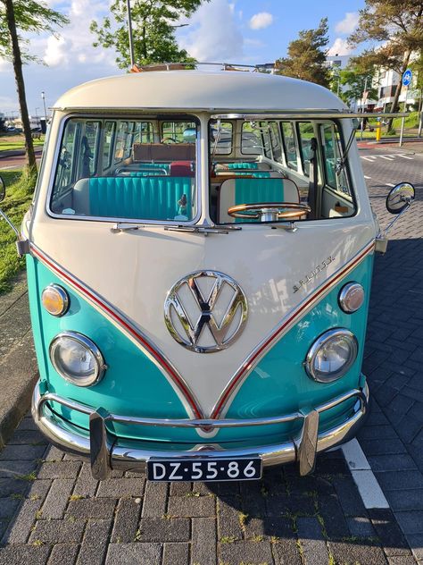 Combi Hippie, Volkswagen Minibus, Volkswagen Vans, Vw Combi, Vw Art, Kombi Home, Vintage Vw Bus, Old Vintage Cars, Combi Volkswagen