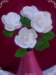 How to make recycled Styrofoam tray flowers · Recycled Crafts | CraftGossip.com Styrofoam Recycling, Thermocol Craft, Styrofoam Crafts, Diy Flores, 8 Martie, Egg Carton Crafts, Rose Tutorial, Crafts For Seniors, Foam Crafts