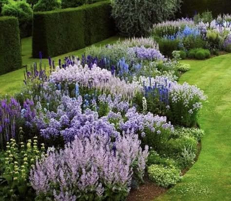 French Country Garden Decor, Country Garden Decor, Front Garden Landscape, Garden Flower Beds, English Gardens, French Country Garden, Lavender Garden, Longwood Gardens, Luxury Garden