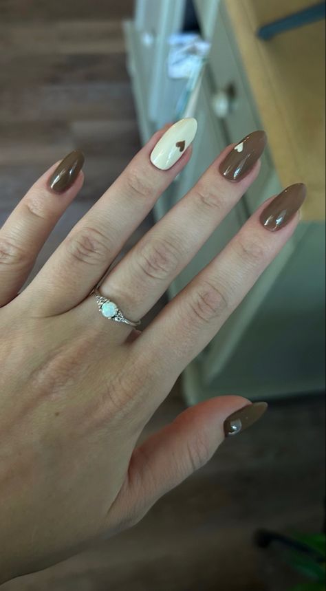 Nails Inspiration Brown And White, Fall Nails With Hearts, Beige Design Nails, Brown And Crème Nails, Brown And White Fall Nails, Nails Brown And White, White Brown Nails, Fall Heart Nails, Brown And White Nail Art