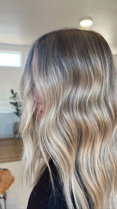 Beige Blonde With Root Smudge, Root Stretch Hair Blonde Balayage, Blonde With Grown Out Roots, Blonde Root Blend, Lived In Bright Blonde Dark Roots, Brown Roots With Blonde Highlights, Grown Out Blonde Hair Roots, Creamy Blonde Hair Balayage Dark Roots, Lives In Blonde