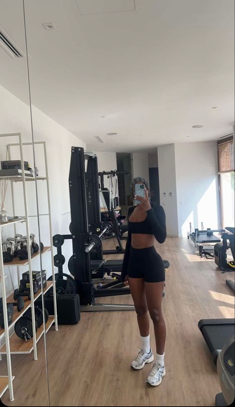 Black Woman Gym Outfits, Gym Asthetic Picture Black Women, Black Woman Pilates Aesthetic, Flexibility Aesthetic Black Women, Black Dream Body Visualization, Gym Pics Black Women, Gym Black Women Aesthetic, Black Fit Woman Aesthetic, Abs On Black Woman