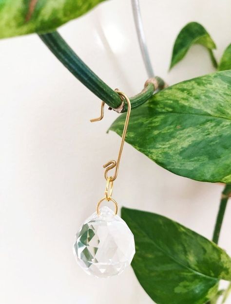 Houseplant Accessories, Plant Charms, Plant Hanging, Plant Crafts, Plant Jewelry, Art Stand, Soldering Jewelry, Hanging Crystals, Gold Sun