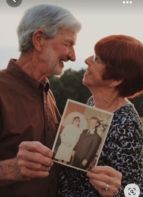 Anniversary Photo Shoot Ideas For Older Couples, Old Parents Pictures, Poses For Grandparents, Poses For Middle Age Couples, 50 Year Anniversary Photo Shoot, Grandparents Couple Photoshoot, Couple Poses For Family Pictures, 50th Anniversary Pictures Poses, Old Couple Photoshoot Poses