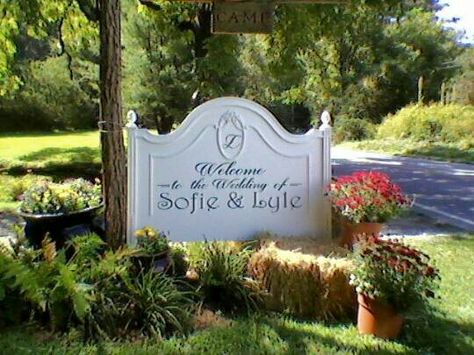 Headboard as an Welcome Sign! Headboard Signs Repurposed, Headboard Sign Ideas, Headboard Redo, French Chateau Style Homes, Headboard Sign, Farm Landscaping, Address Signs For Yard, Headboard Crafts, Fudge Shop