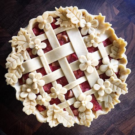 Pie Lattice Ideas - Pies With Intricate Lattices Creative Pie Crust, Pie Crust Art, Rhubarb Custard Pies, Creative Pies, Pie Crust Designs, Pies Art, Strawberry Rhubarb Pie, Rhubarb Pie, Rhubarb And Custard