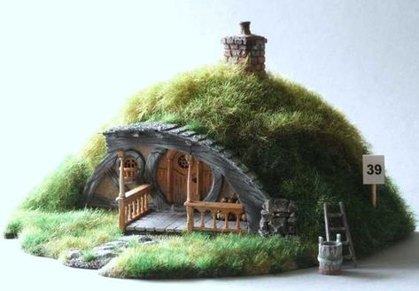 Casa Do Hobbit, Casa Hobbit, Fantasy Architecture, Clay Fairy House, Earth Sheltered, Fairy House Diy, Fairy Garden Crafts, Hobbit Hole, Faeries Gardens