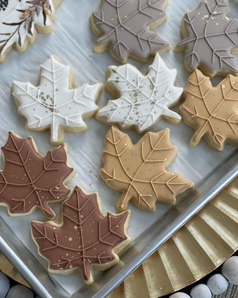 Maple Sugar Cookies, Cookies For Fall, Maple Leaf Cookies, Thanksgiving Cupcakes, Thanksgiving Leaves, Pop Cupcakes, Leaf Cookies, Sugar Cookie Royal Icing, Maple Sugar