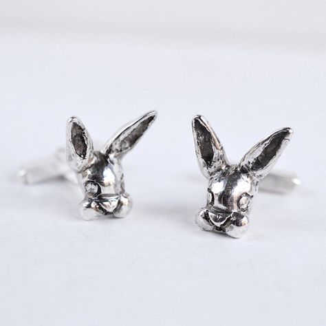 Jewelry for men often is boring (in my opinion), why is that? I know a lot of men with a great sence of humor! So to all those kind of men: Would you wear these cufflinks? Or what other type of jewelry would you like to wear? ••• 🐰🐰 ••• These rabbit cufflinks are up on the webshop, link in bio. ••• 🐇 ••• #mensaccessories #cufflinks #artisanjewelry #handmadecufflinks #mensjewelry #mannensieraden #manchetknopen #konijnen #rabbitlover #etsyjewelry #handmadejewelry #ikkoopbelgisch #handgemaaktesi Alternative Earrings, Grunge Earrings, Punk Street Style, Rabbit Earrings, Goth Earrings, Punk Earrings, Cross Earrings Studs, Bunny Earrings, Gothic Earrings