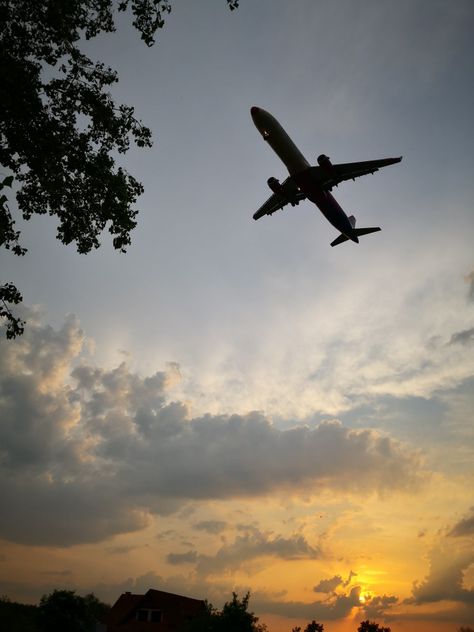 Plane Asethic Wallpaper, Air Plane Wallpaper Aesthetic, Airplane Asthetic Picture, Aviation Aesthetic Wallpaper Laptop, Sky Aesthetic Airplane, Plane Spotting, Travel Picture Ideas, Aesthetic Places, Sky Moon