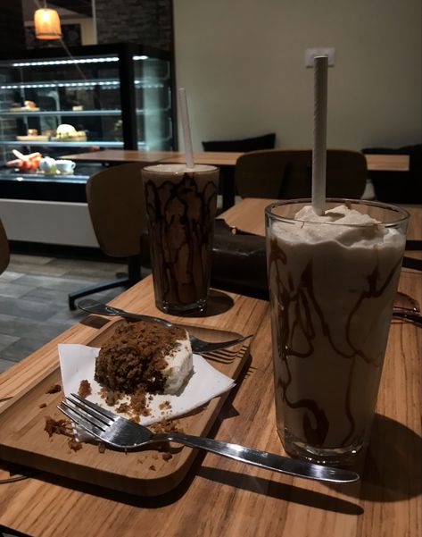 Cafe Pastries Aesthetic, Aesthetic Frappuccino, Frappuccino Aesthetic, Frappe Aesthetic, Feed Insta, Random Aesthetic, Food Journal, Mind Quotes, Personal Brand