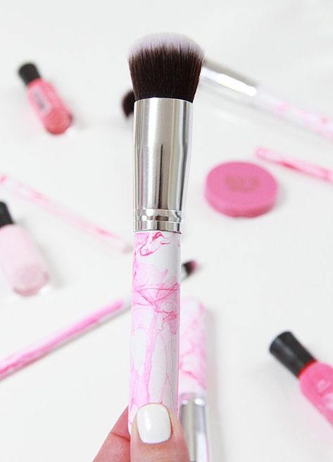 DIY Marbleized Makeup Brushes Kawaii Cosmetics, Makeup Brushes Real Techniques, How To Wash Makeup Brushes, Diy Makeup Brush, Best Makeup Brushes, Kids Projects, Baby Shampoo, Looks Black, Stay Classy