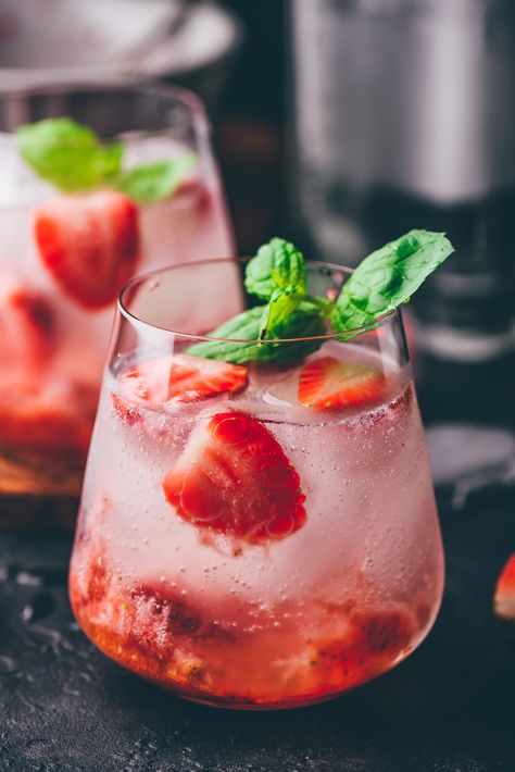 To add even more flavor to your carbonated drinks, try these easy seltzer hacks. Ideas include adding extracts, fruit, or jam to seltzer. Dessert Breton, Tonic Cocktails, Strawberry Gin, Cocktail Fruit, Strawberry Cocktails, Strawberry Vodka, Pecan Chicken, Pisco Sour, Non Alcoholic Cocktails