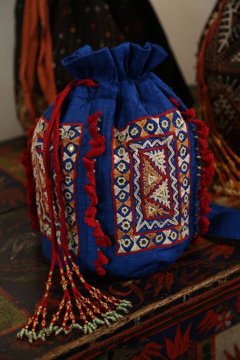 Kutch Work Designs, Potli Bag, Kutch Work, Ethnic Bag, Motifs Perler, Silk Bag, Potli Bags, Estilo Boho Chic, Embroidered Bag