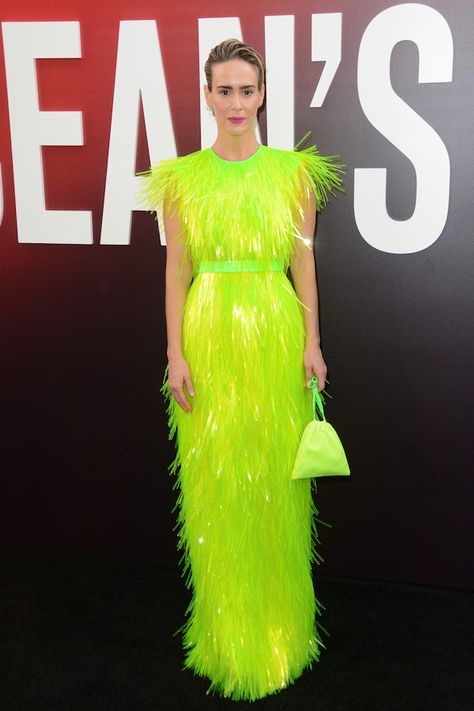 Sarah Paulson - Ocean's 8 Premiere Neon Dress Outfit, Neon Green Wedding, Neon Cowgirl, Neon Green Outfits, Neon Green Dress, Neon Clothes, Airport Attire, Neon Green Dresses, Premiere Red Carpet