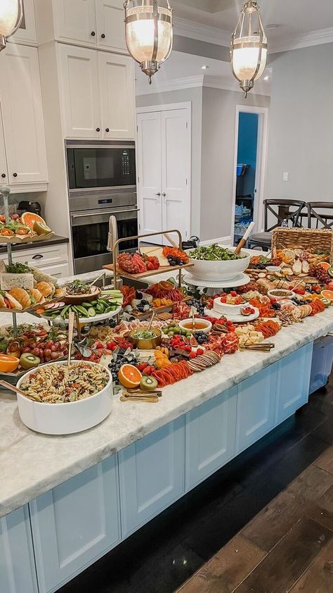 Party Food Tables Display, Catered Brunch Buffet, Outdoor Food Table Display, Grazing Table With Hot Food, Small Brunch Grazing Table, Catered Party Food Ideas, Hosting Party Food, Birthday Party Food Table Ideas, Salad Grazing Table