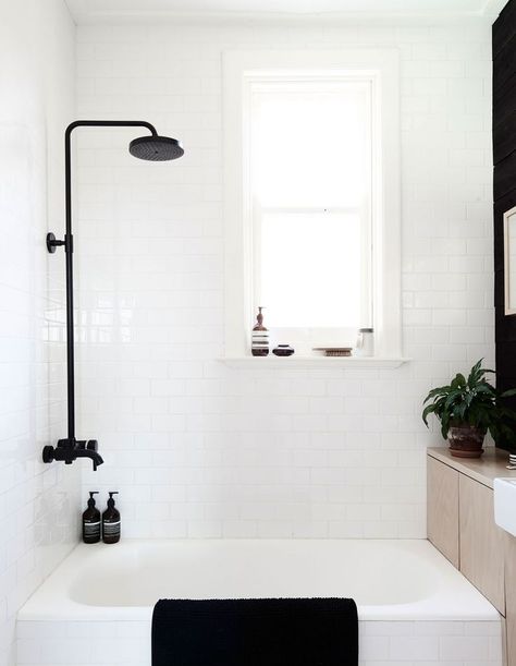 Bathroom Minimalist, Black Fixtures, Minimalist Dekor, Minimalist Bathroom Design, Scandinavian Bathroom, Scandi Home, Bad Inspiration, Black Shower, Bad Design