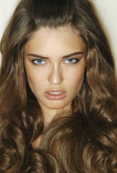 Bianca Balti Bianca Balti, Italian Beauty, Stinger, Hair Inspo, Brown Hair, Beautiful Hair, Pretty People, The Good, Womens Hairstyles